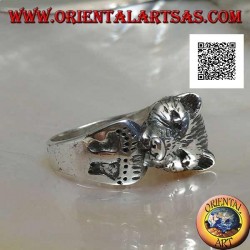 Cabeza de oso mordiéndose la cola anillo de plata con huellas grabadas