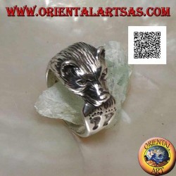 Cabeza de oso mordiéndose la cola anillo de plata con huellas grabadas