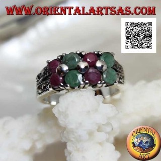 Anillo de plata con pares de rubíes naturales redondos y esmeraldas engastados alternativamente y marcasita en los lados
