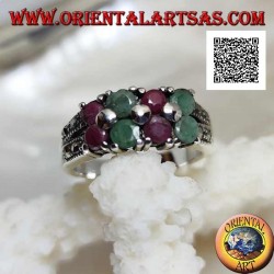 Silberring mit Paaren natürlicher runder Rubine und Smaragde an den Seiten abwechselnd und Markasit