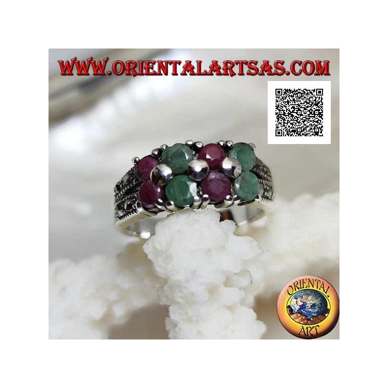 Anillo de plata con pares de rubíes naturales redondos y esmeraldas engastados alternativamente y marcasita en los lados