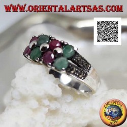 Bague en argent avec paires de rubis ronds naturels et d'émeraudes sertis en alternance et marcassite sur les côtés