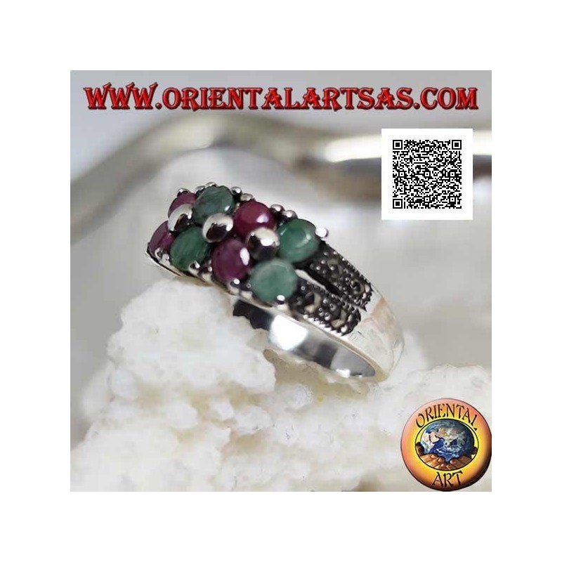 Bague en argent avec paires de rubis ronds naturels et d'émeraudes sertis en alternance et marcassite sur les côtés
