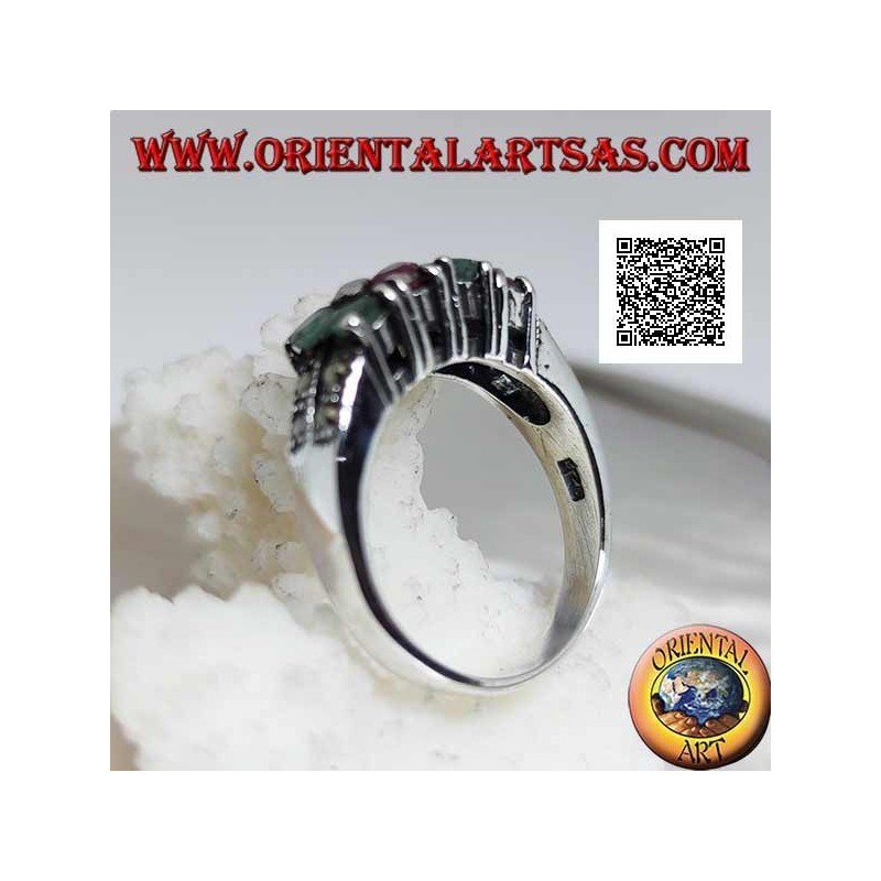 Anillo de plata con pares de rubíes naturales redondos y esmeraldas engastados alternativamente y marcasita en los lados
