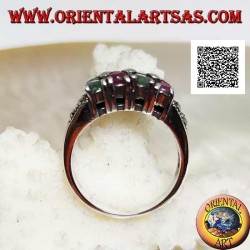 Anillo de plata con pares de rubíes naturales redondos y esmeraldas engastados alternativamente y marcasita en los lados