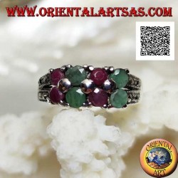 Anillo de plata con pares de rubíes naturales redondos y esmeraldas engastados alternativamente y marcasita en los lados