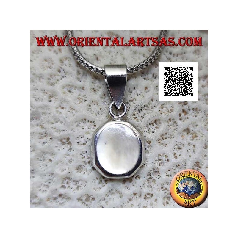 Pendentif en argent avec nacre ovale sertie au ras du bord sur un cadre octogonal lisse