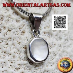 Pendentif en argent avec nacre ovale sertie au ras du bord sur un cadre octogonal lisse