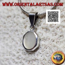 Silver pendant with oval mother-of-pearl set flush with the edge on a smooth octagonal frame