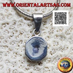Pendentif en argent avec nacre ovale sertie au ras du bord sur un cadre octogonal lisse
