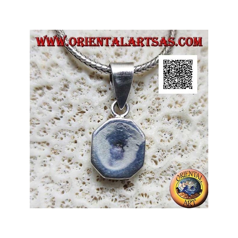 Pendentif en argent avec nacre ovale sertie au ras du bord sur un cadre octogonal lisse