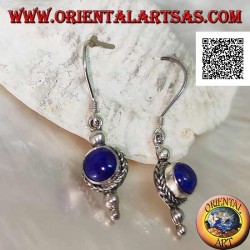 Silberne Ohrringe mit rundem Lapislazuli, umgeben von Webart und zwei Kugeln darunter