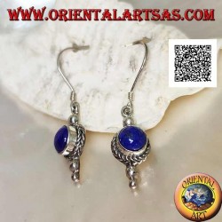 Boucles d'oreilles pendantes en argent avec lapis lazuli rond entouré de tissage et deux boules en dessous