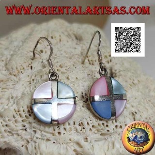 Orecchini in argento pendenti tondi con triangoli di madreperla multicolor divisi da una croce