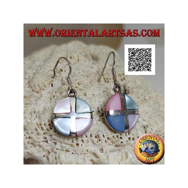 Boucles d'oreilles pendantes rondes en argent avec des triangles de nacre multicolores séparés par une croix