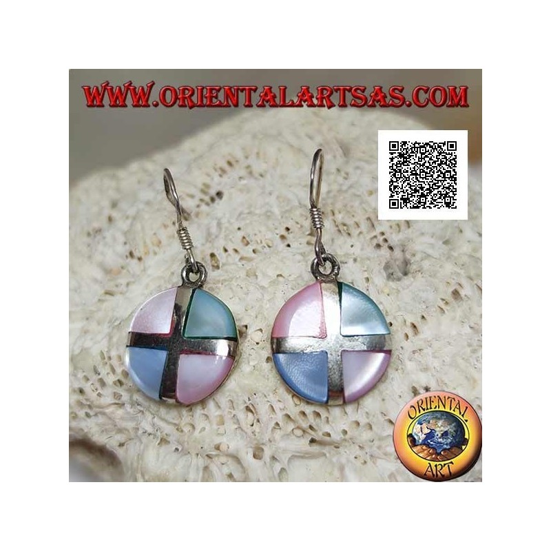 Boucles d'oreilles pendantes rondes en argent avec des triangles de nacre multicolores séparés par une croix