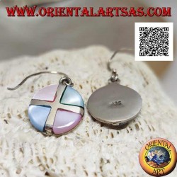Pendientes colgantes redondos de plata con triángulos de nácar multicolor divididos por una cruz