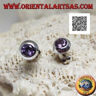 Boucles d'oreilles lobe en argent avec améthyste ronde naturelle sertie au ras du bord