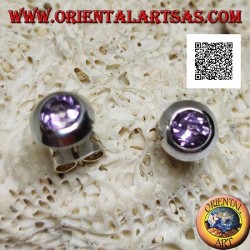 Pendientes de plata con lóbulo con amatista redonda natural engastada al ras del borde