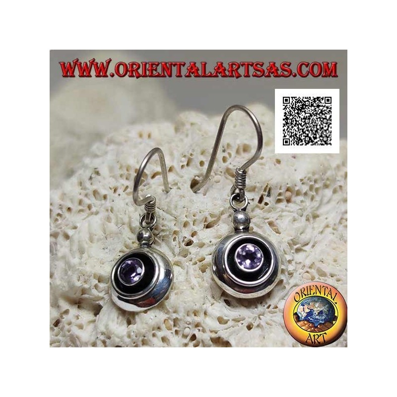 Boucles d'oreilles pendantes en argent avec améthyste ronde naturelle sur un sertissage lisse séparé par une fossette