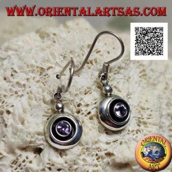 Boucles d'oreilles pendantes en argent avec améthyste ronde naturelle sur un sertissage lisse séparé par une fossette