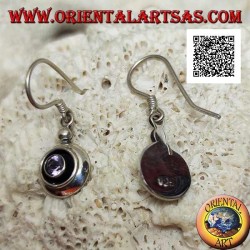 Boucles d'oreilles pendantes en argent avec améthyste ronde naturelle sur un sertissage lisse séparé par une fossette