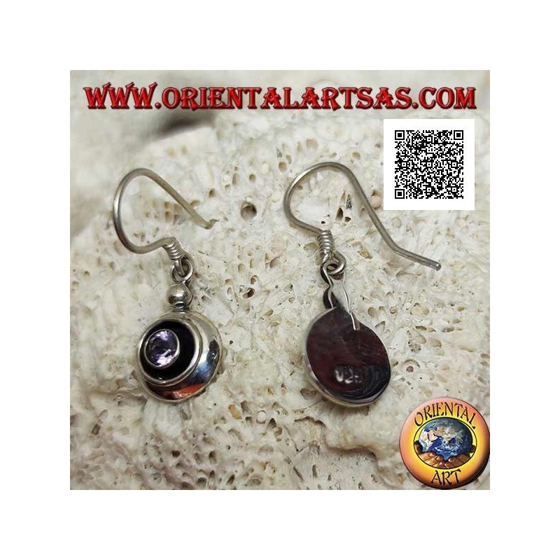 Silberne Ohrringe mit natürlichem rundem Amethyst auf einer glatten Fassung, die durch ein Grübchen getrennt ist