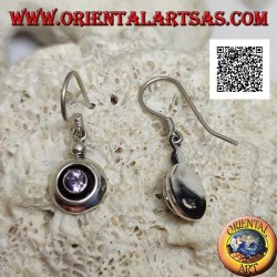 Pendientes colgantes de plata con amatista redonda natural en un engaste liso separado por un hoyuelo