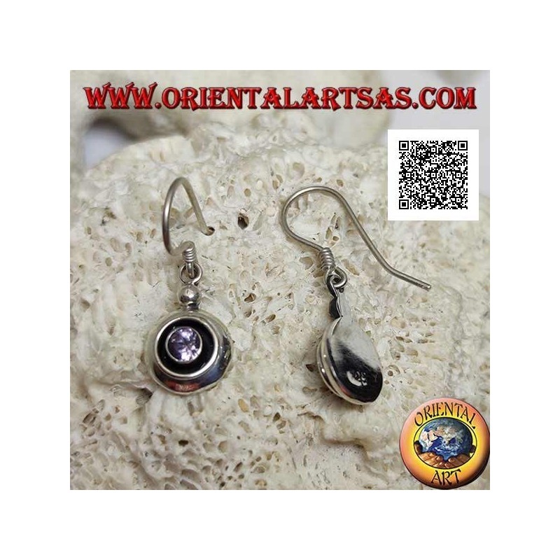 Boucles d'oreilles pendantes en argent avec améthyste ronde naturelle sur un sertissage lisse séparé par une fossette