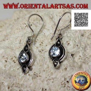 Boucles d'oreilles en argent avec topaze bleue ronde naturelle sur monture ethnique gravée