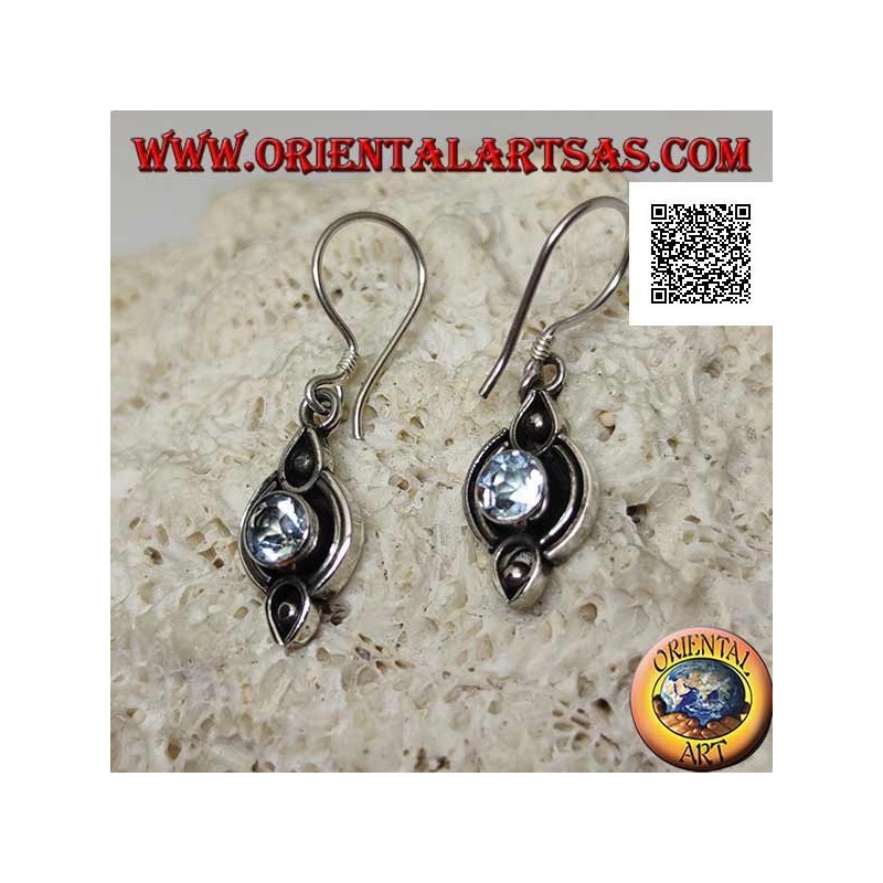 Boucles d'oreilles en argent avec topaze bleue ronde naturelle sur monture ethnique gravée