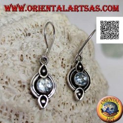 Boucles d'oreilles en argent avec topaze bleue ronde naturelle sur monture ethnique gravée