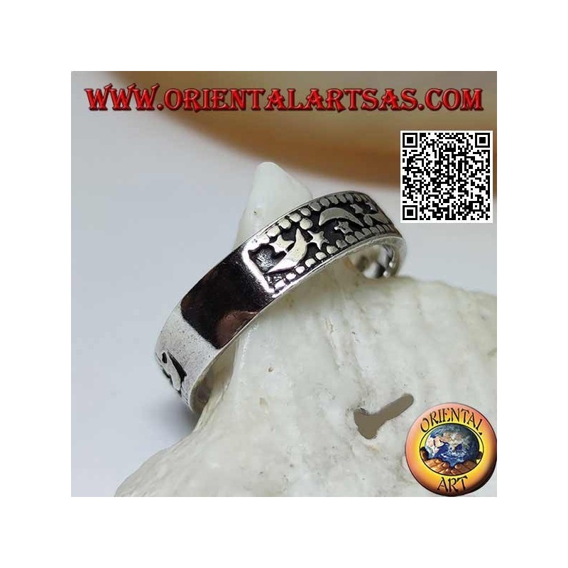 Anello in argento a fedina con lune e stelle su fondo incavato
