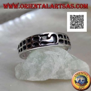 Bague en argent avec carrés gravés en progression et motif central
