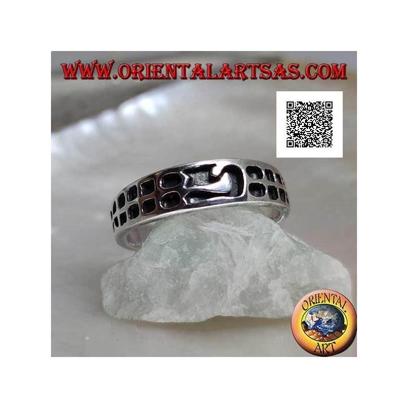 Anello in argento a fedina con quadretti incisi in progressione e motivo centrale