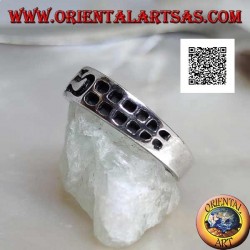 Bague en argent avec carrés gravés en progression et motif central