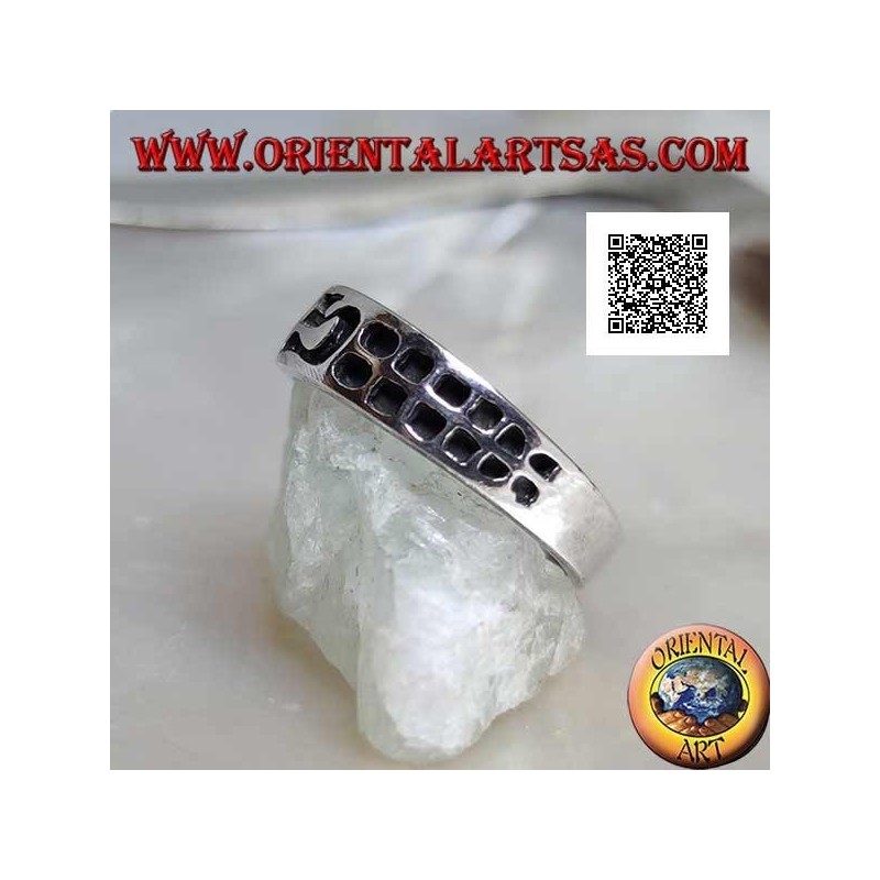 Silver ring with engraved squares in progression and central motif