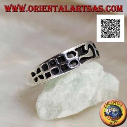 Bague en argent avec carrés gravés en progression et motif central