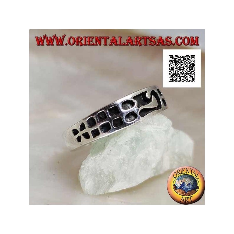 Anillo de plata con cuadrados grabados en progresión y motivo central