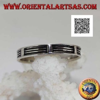 Bague en argent avec une série de lignes horizontales en bas-relief