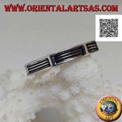 Anillo de plata con una serie de líneas horizontales en bajorrelieve