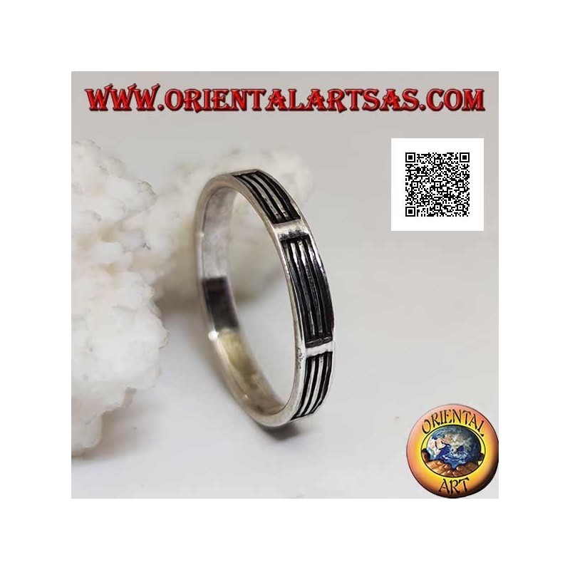 Bague en argent avec une série de lignes horizontales en bas-relief