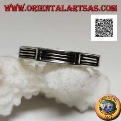 Bague en argent avec une série de lignes horizontales en bas-relief