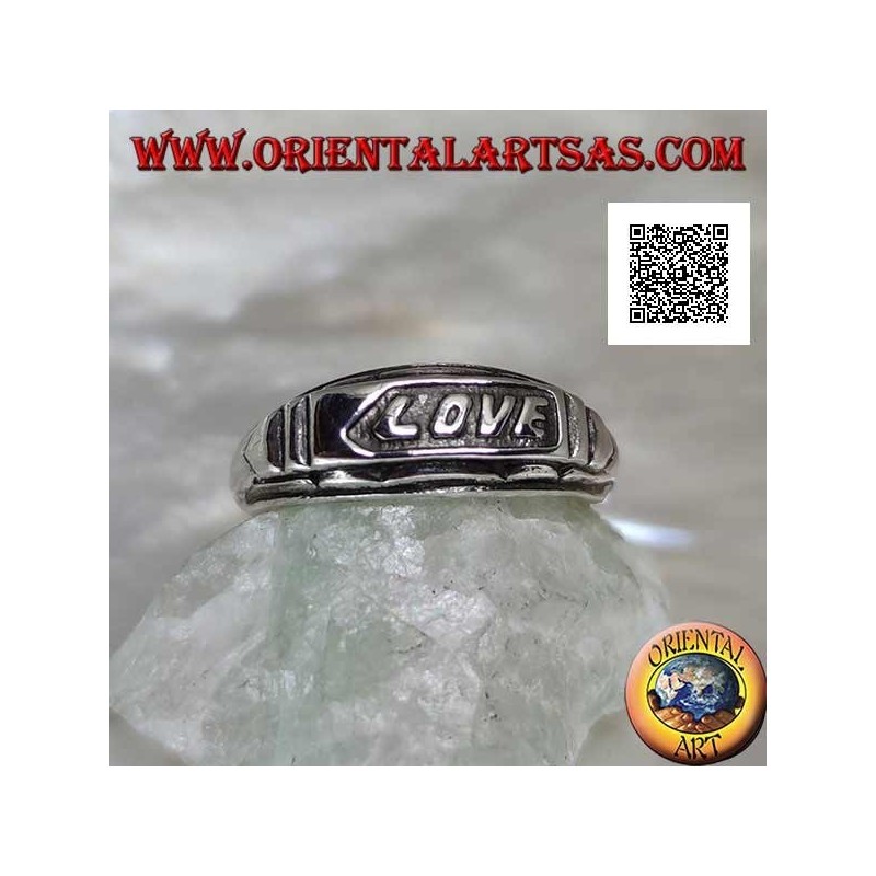 Anello in argento a fedina con scritta "LOVE" in bassorilievo su targhetta