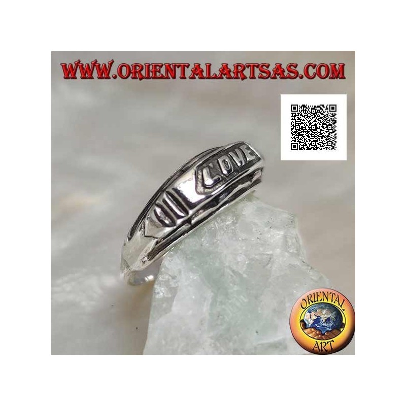 Anillo de plata con escritura "LOVE" en bajorrelieve sobre placa