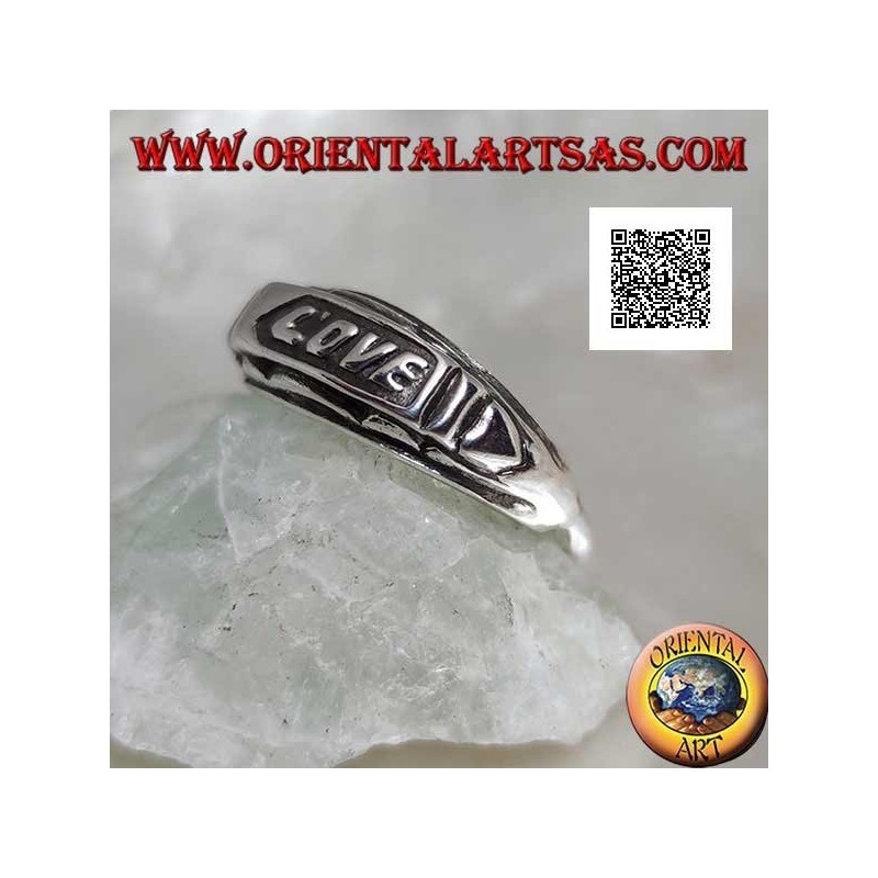 Bague en argent avec inscription "LOVE" en bas-relief sur une plaque