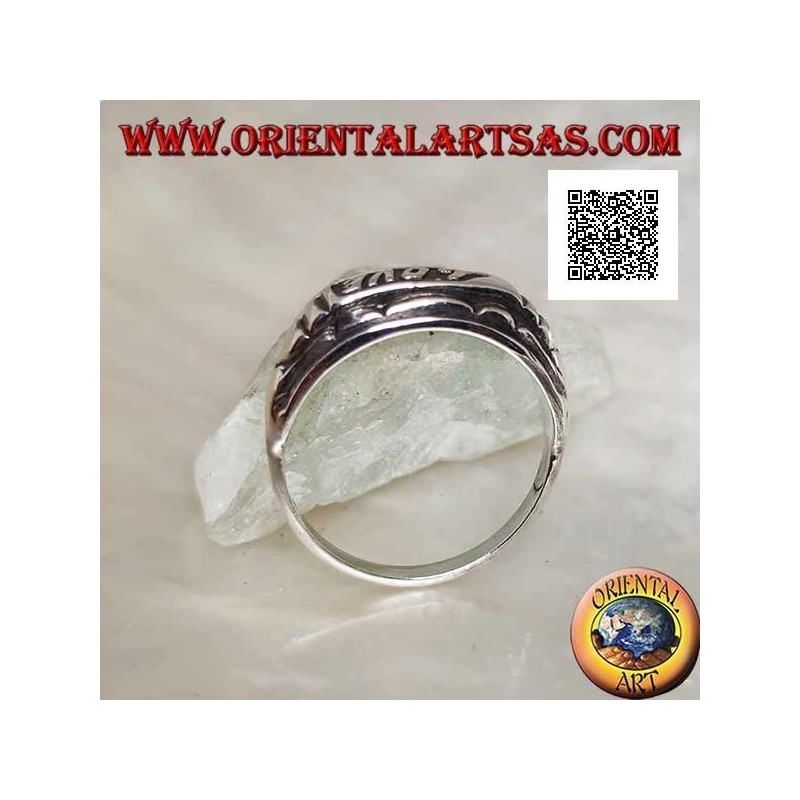 Anillo de plata con escritura "LOVE" en bajorrelieve sobre placa