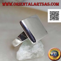 Smooth silver ring with rounded rectangular plate on the edges