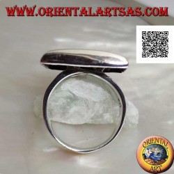 Anillo plateado liso con placa rectangular redondeada en los bordes
