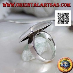 Smooth silver ring with rounded rectangular plate on the edges